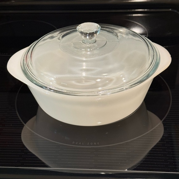 Vintage~Anchor Hocking~Fire King~1 1/2 Qt.Milk Glass~Casserole Dish w/ Lid~G13 - Picture 1 of 6